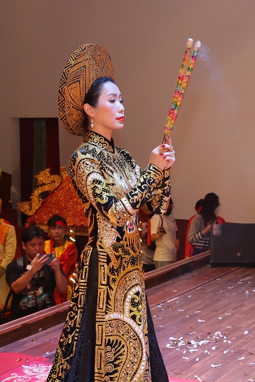  Nghệ sĩ rộn ràng dâng hương cúng Tổ nghiệp tại sân khấu kịch Trịnh Kim Chi