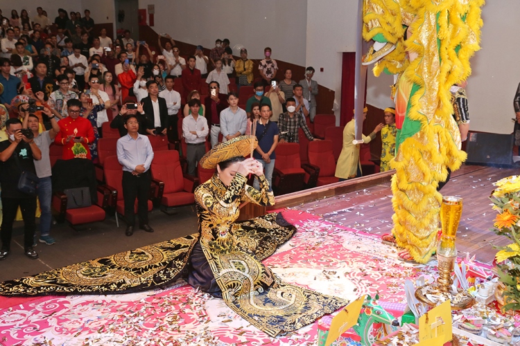  Nghệ sĩ rộn ràng dâng hương cúng Tổ nghiệp tại sân khấu kịch Trịnh Kim Chi