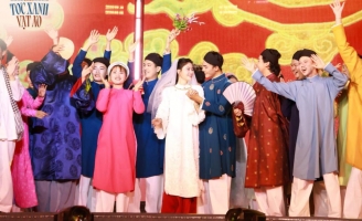 1.000 bạn trẻ mặc Việt Phục đồng diễn trong ngày hội Tóc Xanh Vạt Áo lần VI