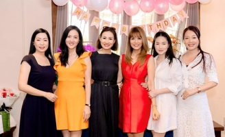 Á hậu Băng Châu xinh đẹp vui đón tuổi mới cùng đồng nghiệp và gia đình