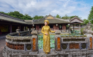 Á hậu Trang Thảo uy quyền trong trang phục áo dài 'mô phỏng' Hoàng hậu Nam Phương