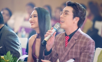 Á Vương Hoàng Phi Kha đầy quyền lực ngồi ghế nóng Nét Đẹp Sinh Viên 2022 .