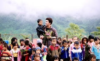 Á vương Hoàng Phi Kha luôn hướng đến trẻ em dân tộc vùng cao 