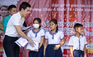 Á Vương Hoàng Phi Kha trao học bổng cho học sinh nghèo tại Huế 