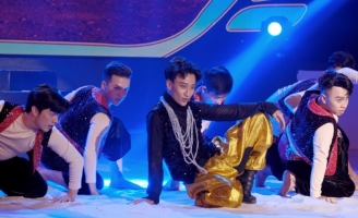 Adam Lâm múa lửa, “thiêu rụi” sân khấu Đánh Thức Đam Mê