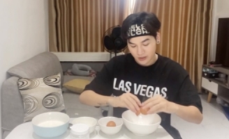 Ali Hoàng Dương tập tành nấu ăn trong thời gian giãn cách