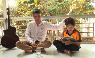 Anh nhạc công nghèo mất ánh sáng, mất con trai vì tai nạn bất ngờ