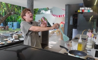 Anh trai Cody Nam Võ vụng về nấu ăn