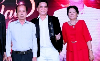 Ba mẹ Quản lý - Biên tập Khắc Bình chung vui cùng con trai trong ngày sinh nhật