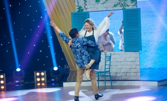 Bà Ngoại U90 hóa thân thành thiếu nữ, đại náo sân khấu Vũ Điệu Vàng