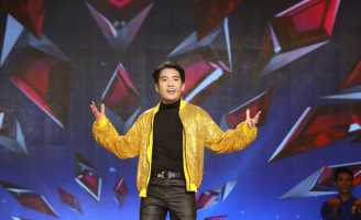 Bá Tăng Minh Hiếu chinh phục dàn giám khảo bởi chính khả năng ngoài vai trò MC