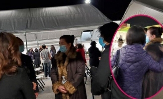 Bà xã Chí Tài tiều tuỵ, đi dự thánh lễ cầu nguyện cho chồng tại Mỹ