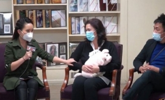 Bà xã cố nghệ sĩ Chí Tài bật khóc trước khi gặp chồng lần cuối