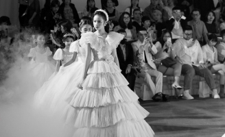 Bảo Hà dẫn đoàn 11 người mẫu nhí sải bước trong show thời trang cưới của Chung Thanh Phong