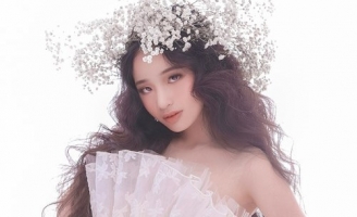 Bảo Hà khoe sắc trắng tinh khôi cùng hoa với trang phục mới của Nguyễn Minh Công