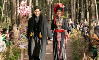 Bảo Hà làm vedette trong bộ sưu tập Hạt nắng của NTK Lý Quí Khánh