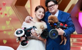 Bật mí tình yêu, hôn nhân cặp đôi chồng Tây vợ Việt chuyên làm xe lăn cho chó mèo