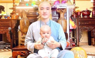 Bất ngờ cuộc sống của sao nam V-biz cạo đầu, khiến vợ sốc khi có con riêng với fan