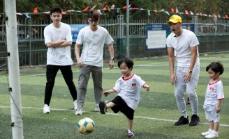 Bé Đậu liên tục ghi bàn khi học đá bóng cùng Công Vinh tại Thử Thách Lớn Khôn