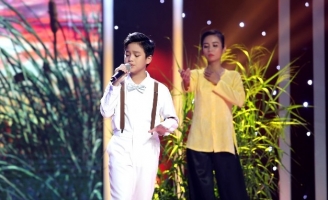Bé Hạo Khang khóc nức nở khi thể hiện ca khúc mới của giám khảo Nguyễn Văn Chung