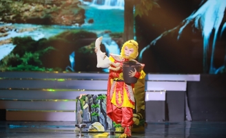 Bé Minh Khang làm ảo thuật “biến” ra hoa để tặng giám khảo Hồng Vân