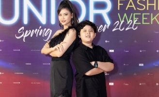  Bé Sushi cùng mẹ đến ủng hộ show thời trang nhí của siêu mẫu Xuân Lan