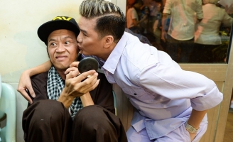 Bị bà Nguyễn Phương Hằng chỉ trích gay gắt vẫn im lặng, Hoài Linh là người sống ra sao?