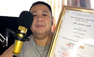 Bị chỉ trích dữ dội, Minh Béo vẫn điềm nhiên livestream khoe giải thưởng