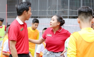 Bị đuổi ra sân bóng không cho chăm sóc các cầu thủ nhí, Thanh Thức “nổi cọc” 