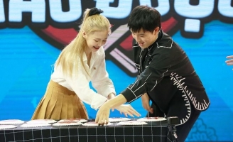 Bi Max liên tục “ức hiếp” Liz Kim Cương tại gian bếp của Thách Sao Nấu Được