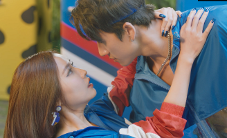 Bích Phương khoe dáng gợi cảm cùng trai cực phẩm sáu múi với teaser MV mới toanh 