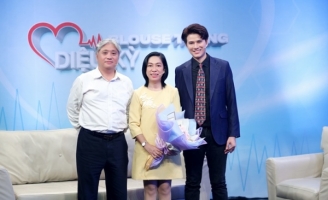 Blouse trắng diệu kỳ: Con trai thay mặt mẹ lên sóng truyền hình để tri ân vị bác sĩ đặc biệt