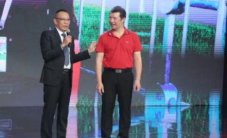 BLV Quang Huy rủ MC Lại Văn Sâm và dàn nghệ sĩ “đi bão”  