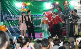 Bộ ba MC “Nhà ta là nhất” giao lưu cùng khán giả tại quán sinh tố Ku Phin