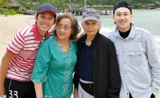 Bố mẹ danh hài Hoài Linh hiếm hoi lộ diện, hình ảnh khiến dân mạng xúc động