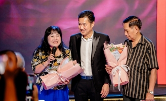 Bố mẹ danh thủ Hồng Sơn đến chúc mừng con trai ra mắt hồi ký Hồng Sơn 