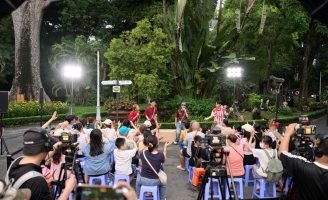 Boygroup Gen Z lội ngược dòng sau buổi diễn thất bại tại Chợ Bình Tây