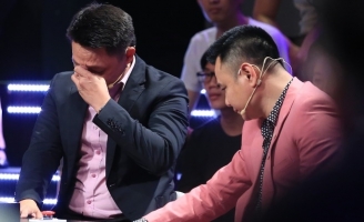  BTV Quang Minh bật khóc nhớ thương bố khi nhìn thấy chiếc tivi trắng đen  