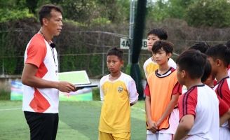 Bùi Tấn Trường khắt khe với học trò trước khi bước vào trận đấu