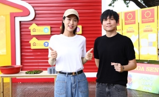 Ca nhạc sĩ Vương Anh Tú và hoa hậu Đoàn Thiên Ân trích tiền túi tặng trẻ em mồ côi