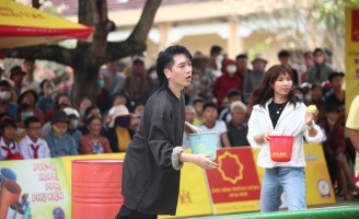 Ca sĩ Ái Phương và ca nhạc sĩ Châu Đăng Khoa góp sức mang về giải thưởng 90 triệu cho trẻ em mồ côi