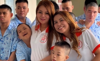 Ca sĩ Cam Thơ cùng Hoa hậu Thanh Mai trao 500 phần quà cho trẻ em  
