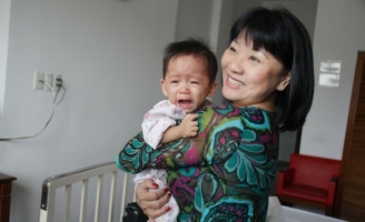 Ca sĩ Cẩm Vân hạnh phúc khi cùng Quỹ Hiểu về trái tim hỗ trợ bé Tường Vy khỏe mạnh