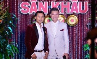 Ca sĩ Đan Nguyên cùng đạo diễn Cường Ngô đến dự lễ cúng Tổ Nghiệp tại sân khấu hải ngoại 