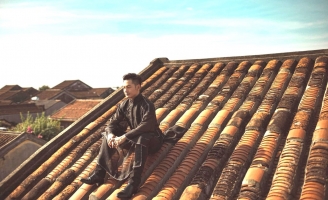 'Ca sĩ Đức Tuấn đứng trên mái nhà cổ ở Hội An chụp ảnh là khó chấp nhận'