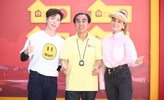 Ca sĩ Erik hát “Ước mơ của mẹ” tại chương trình do MC Quyền Linh dẫn dắt