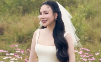 Ca sĩ Hồ Quỳnh Hương kết hôn ở tuổi 45