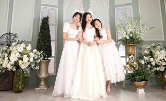 Ca sĩ Lâm Nguyệt Ánh tung bộ ảnh mừng sinh nhật tuổi 35 cùng 2 con gái
