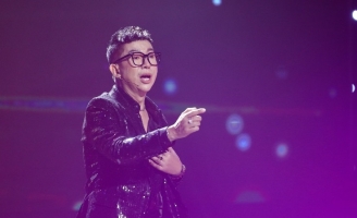 Ca sĩ Long Nhật: “Tôi lúc nào cũng phải có hộp phấn, cây son trong người”