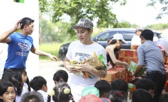 Ca sĩ Nguyên Vũ san sẻ khó khăn với bà con nghèo trong mùa đại dịch 